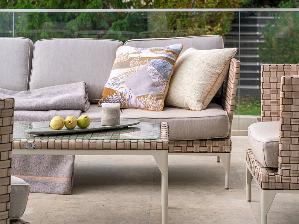 Mesa de centro de aluminio blanco y fibra sintética trenzada con cristal Brafta de Skyline - 13