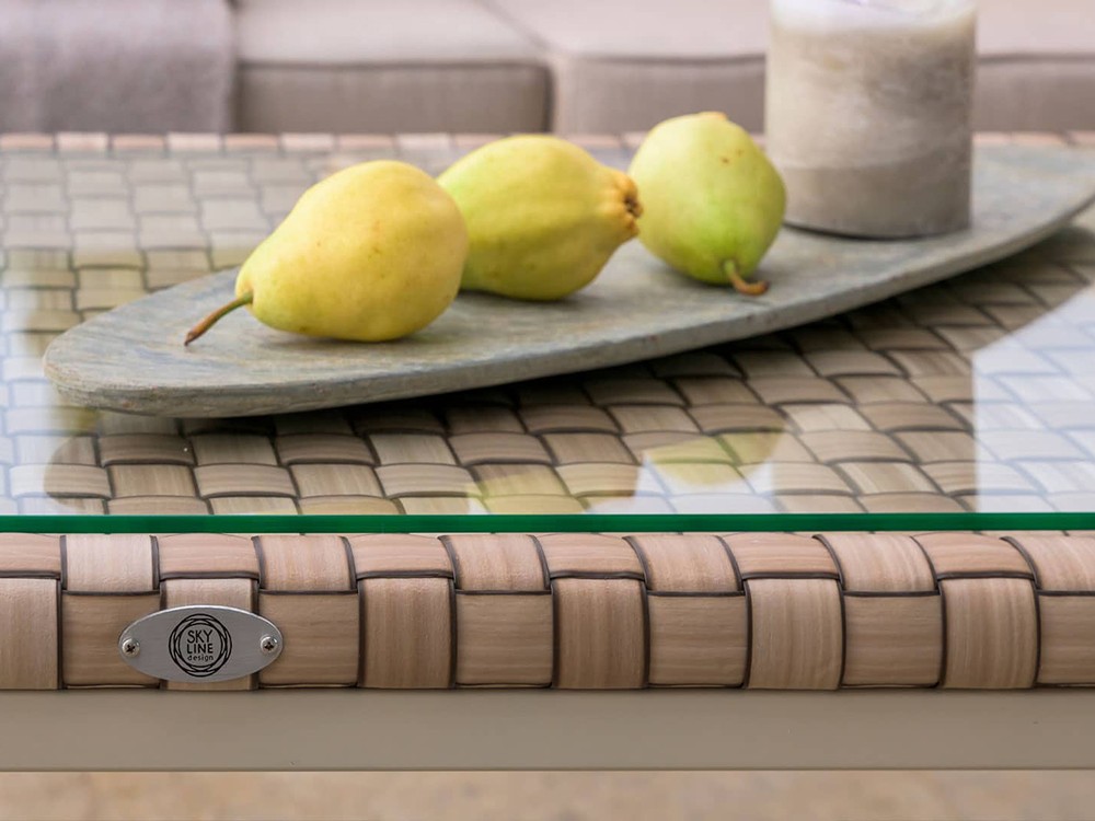 Mesa de centro de aluminio blanco y fibra sintética trenzada con cristal Brafta de Skyline - 14