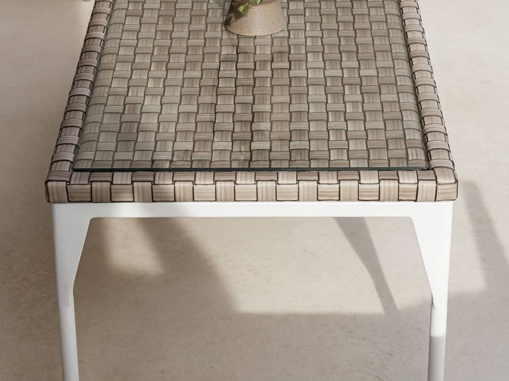 Mesa de centro de aluminio blanco y fibra sintética trenzada con cristal Brafta de Skyline - 10