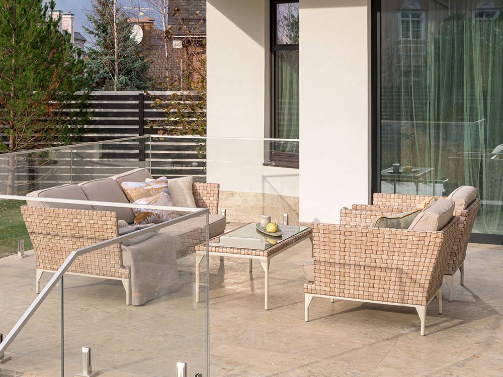 Mesa de centro de aluminio blanco y fibra sintética trenzada con cristal Brafta de Skyline - 6