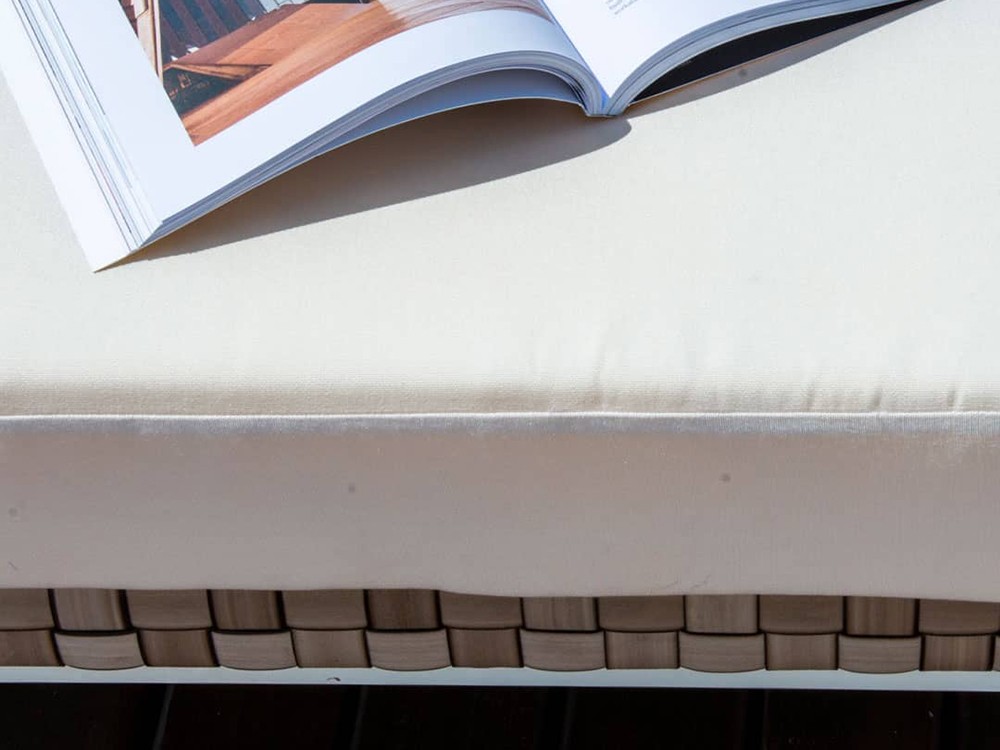 Otomán de aluminio blanco y fibras sintética con cojín tapizado Brafta de skyline - 8