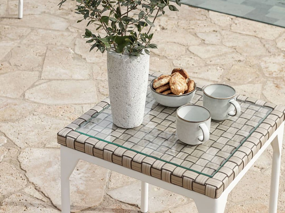 Mesa auxiliar de aluminio blanco y fibra sintética trenzada con cristal Brafta de Skyline - 1