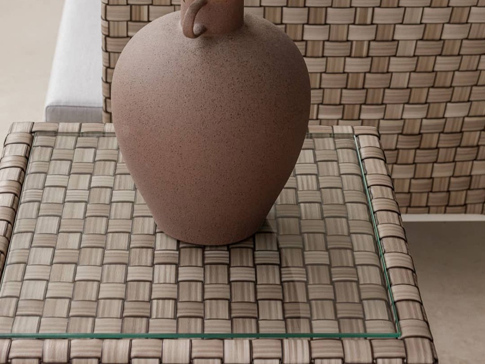 Mesa auxiliar de aluminio blanco y fibra sintética trenzada con cristal Brafta de Skyline - 4