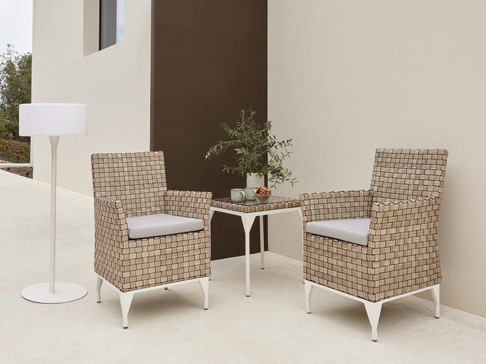 Set Balcony con dos sillones de aluminio blanco y fibra sintética trenzada con cojines y una mesa auxiliar Brafta de Skyline - 1