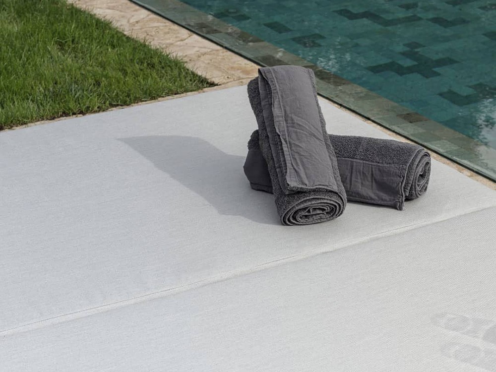 Chaiselongue de exterior de aluminio y fibra sintética con cojines Brafta de Skyline - 8