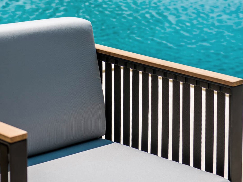Sillón de aluminio con tiras de cuerda trenzada y detalles de madera de teca Horizon de Skyline - 5