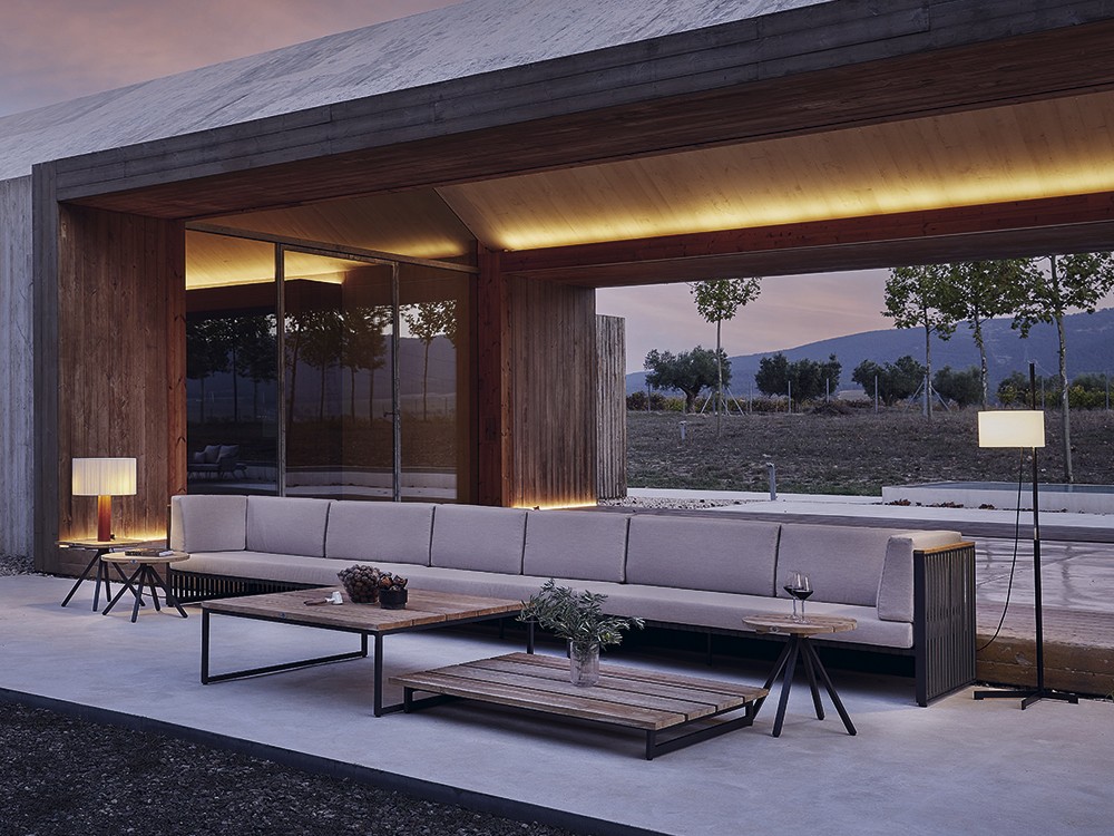 Sofá modular de aluminio y cintas de poliéster con madera de teca Horizon de Skyline Design - 1