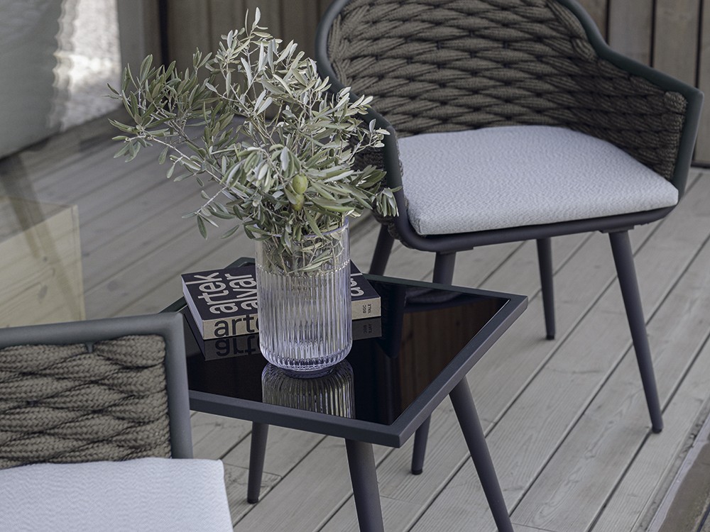 Mesa auxiliar con estructura de aluminio y sobre de cristal fumé Serpent de Skyline Design - 1