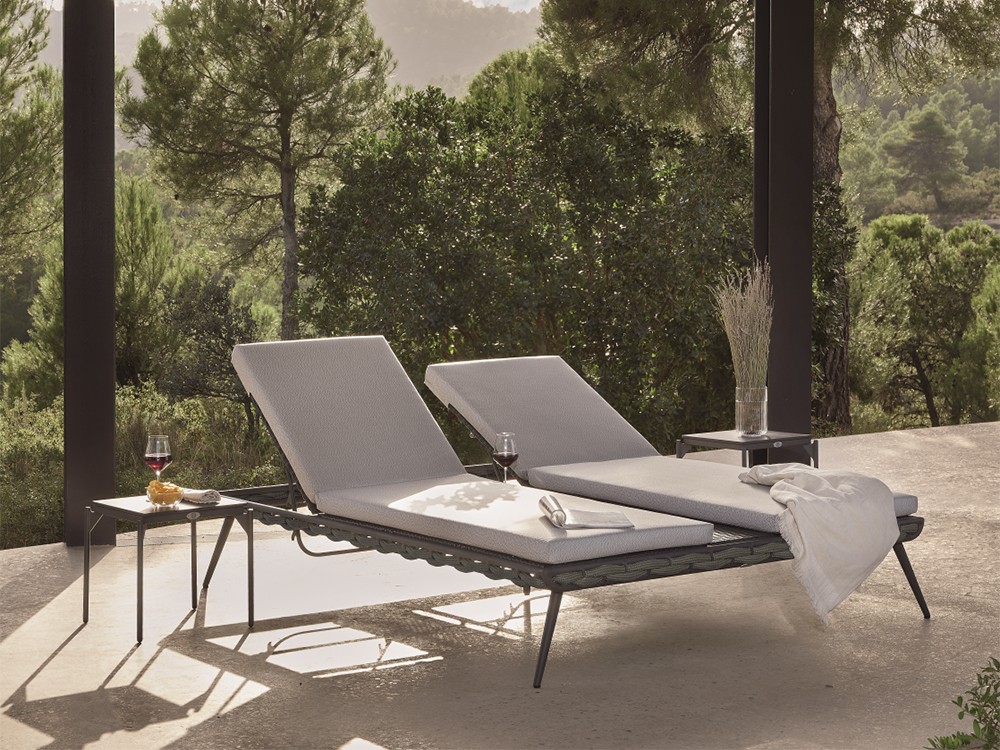 Mesa auxiliar con estructura de aluminio y sobre de cristal fumé Serpent de Skyline Design - 7