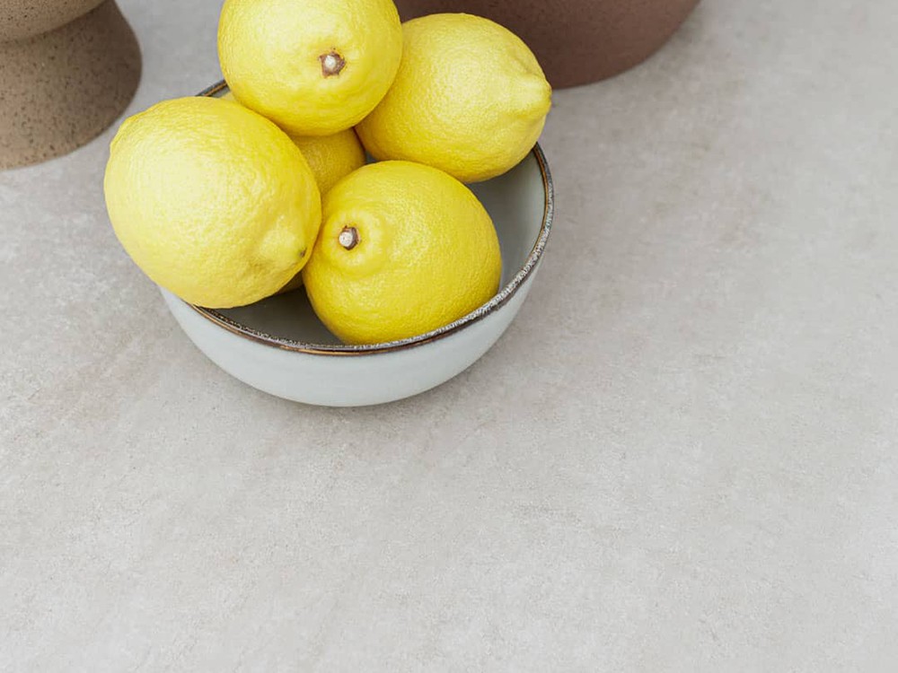 Mesa auxiliar de fibra sintética trenzada y dekton Sunday Skyline Design - 9