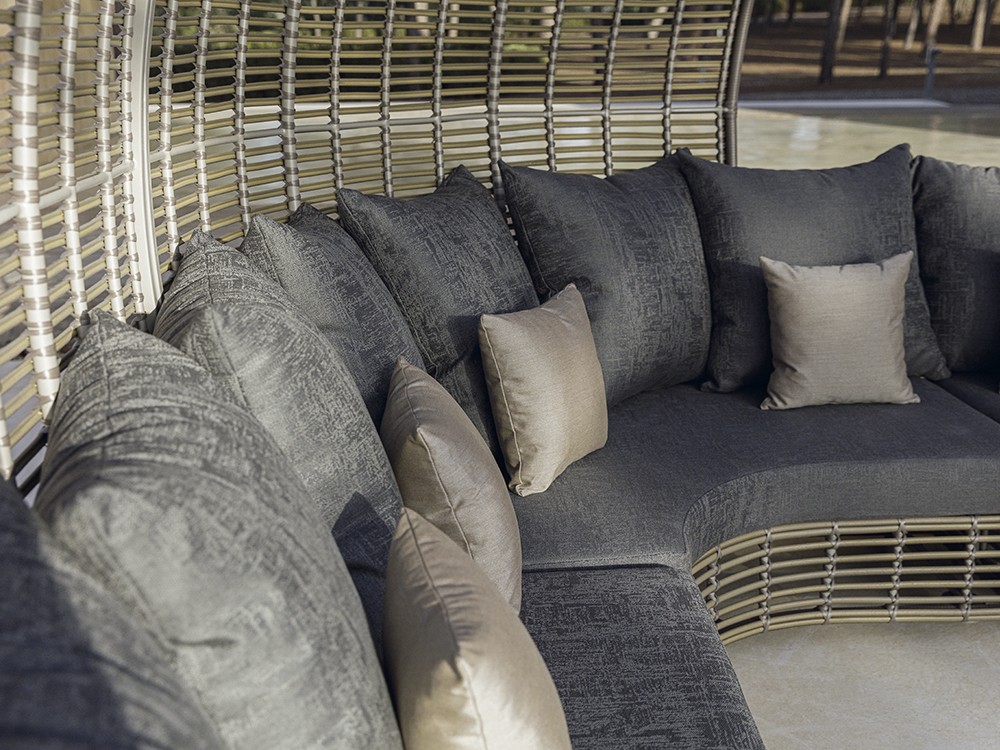 Daybed cerrada de fibra sintética trenzada Spartan Skyline Design - 7