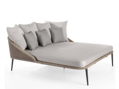 Santiago Sevillano diseña la cama balinesa exterior Rodona para Skyline, disponible en Seismil Studio de Madrid.