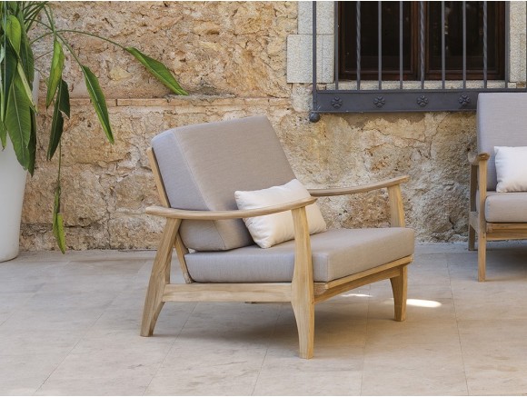 Sillón madera exterior Eco de Arkimueble: diseño en madera de teca con asiento tapizado