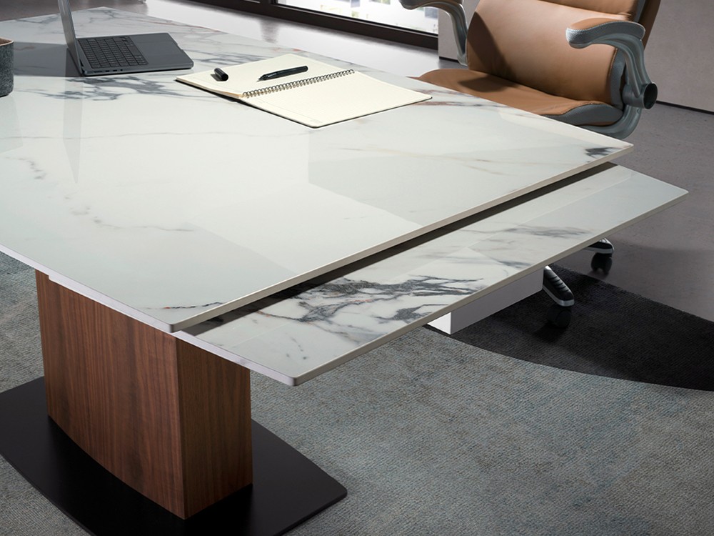 Mesa de comedor extensible 1133 con sobre porcelánico y base en chapa nogal de Ángel Cerdá - 3