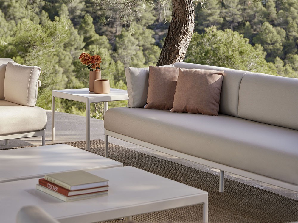 Sofá de dos o tres plazas Legacy Essence para salón exterior de aluminio blanco o gris con cojines agora de Point - 14