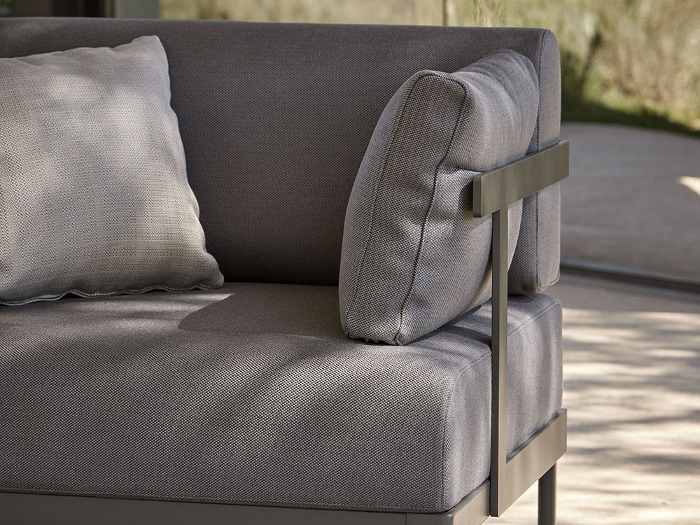 Sofá de dos o tres plazas Legacy Essence para salón exterior de aluminio blanco o gris con cojines agora de Point - 16