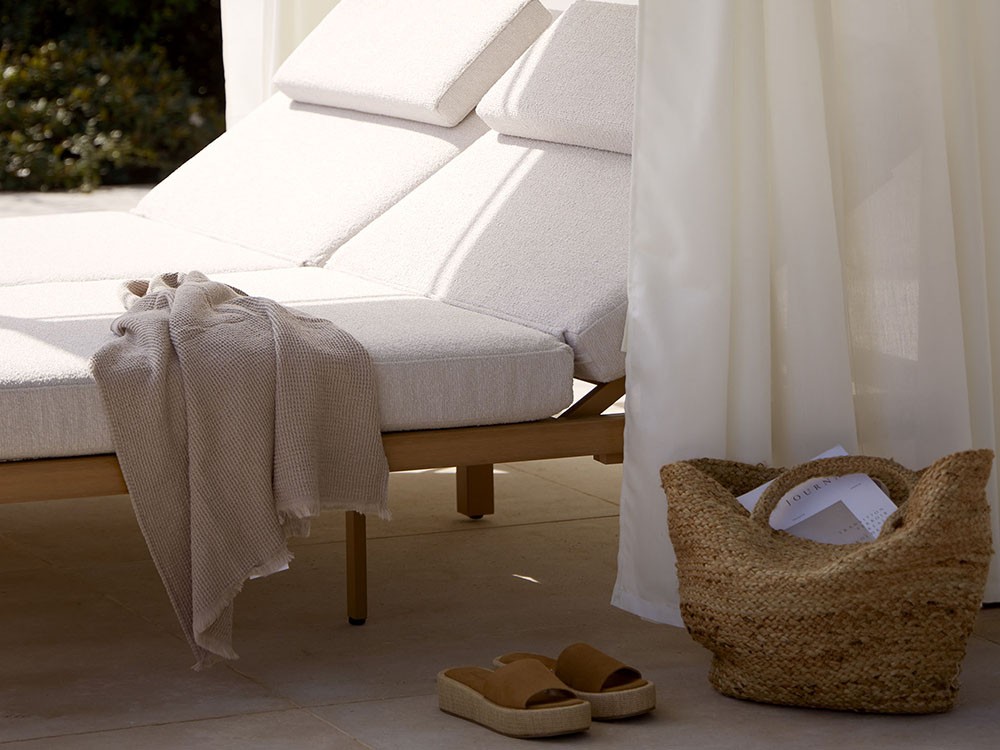 Cama balinesa de techteak con cojines tapizados en tejido ágora con o sin cortinas Kahn de Point - 17