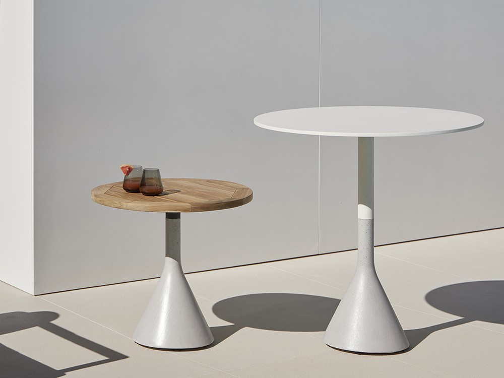 Mesa auxiliar con base de cemento y aluminio y sobre en teca o porcelánico Neck de Point - 11