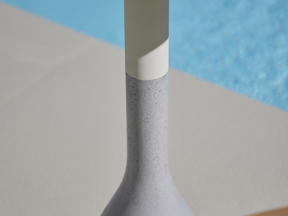 Mesa auxiliar con base de cemento y aluminio y sobre en teca o porcelánico Neck de Point - 12