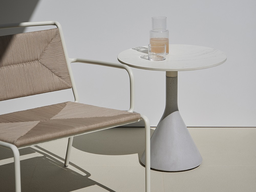 Mesa auxiliar con base de cemento y aluminio y sobre en teca o porcelánico Neck de Point - 1