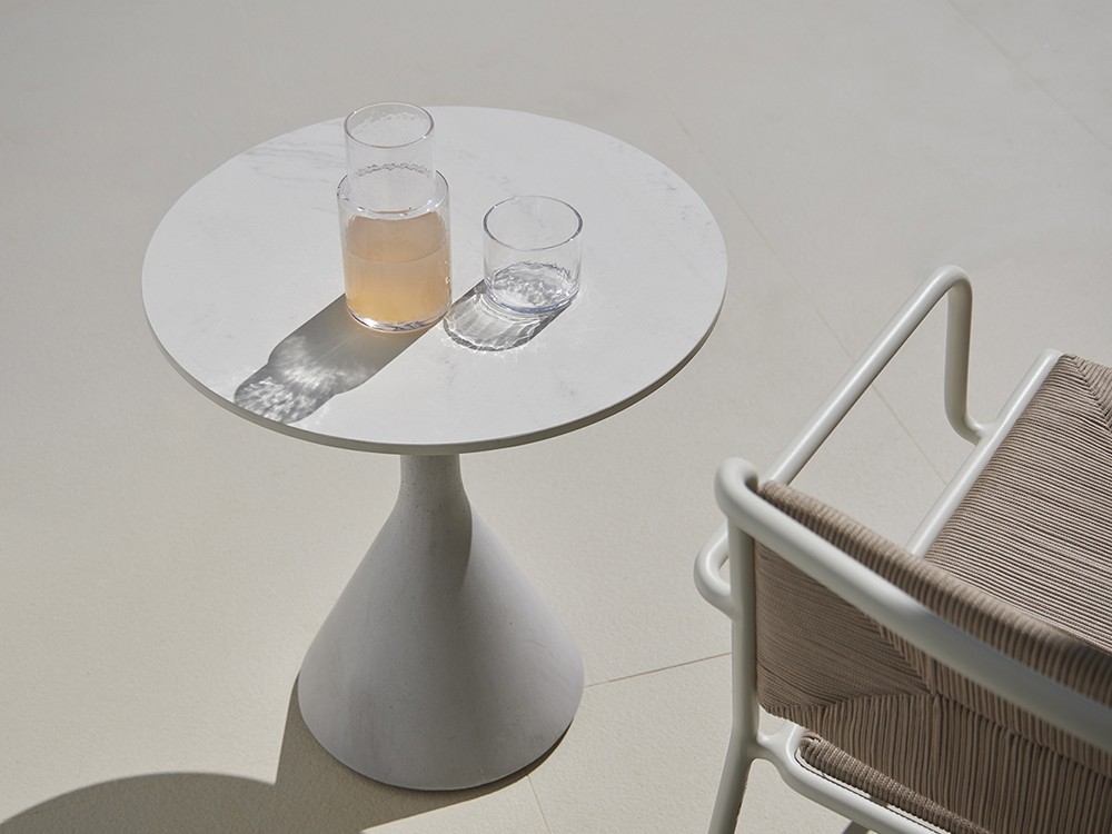 Mesa auxiliar con base de cemento y aluminio y sobre en teca o porcelánico Neck de Point - 14