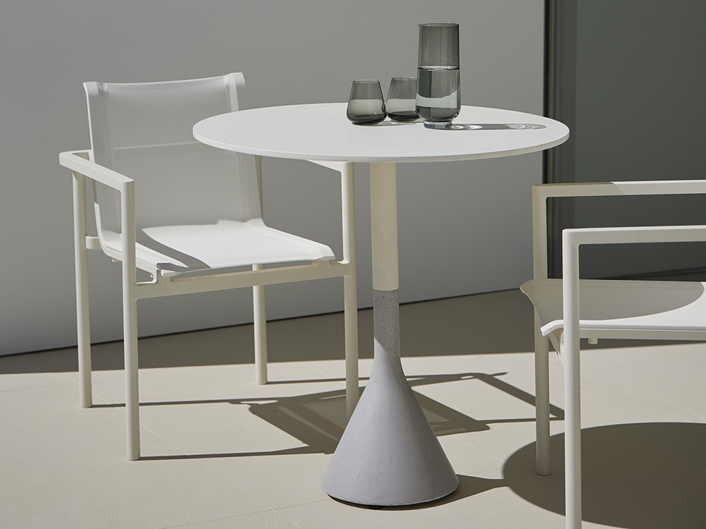 Mesa redonda para comedor exterior de hormigón, aluminio y teca o porcelánico Neck de Point - 1