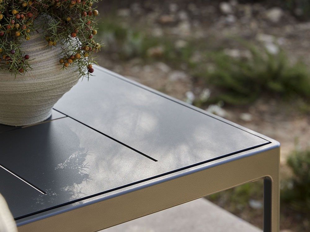 Mesa auxiliar para salón exterior de aluminio con sobre en aluminio, hpl o porcelánico Legacy de Point - 10