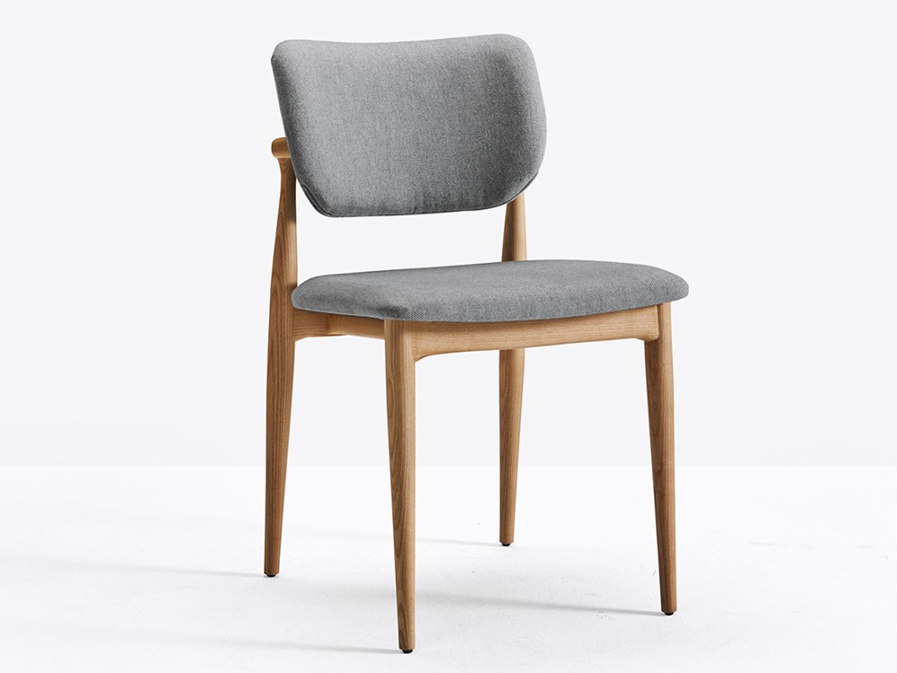 Silla Finn de madera de fresno con asiento y respaldo tapizados de Doos - 1