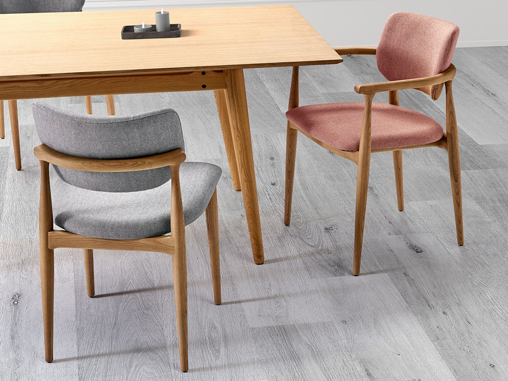 Silla con brazos Finn de madera de fresno con asiento y respaldo tapizados de Doos - 2