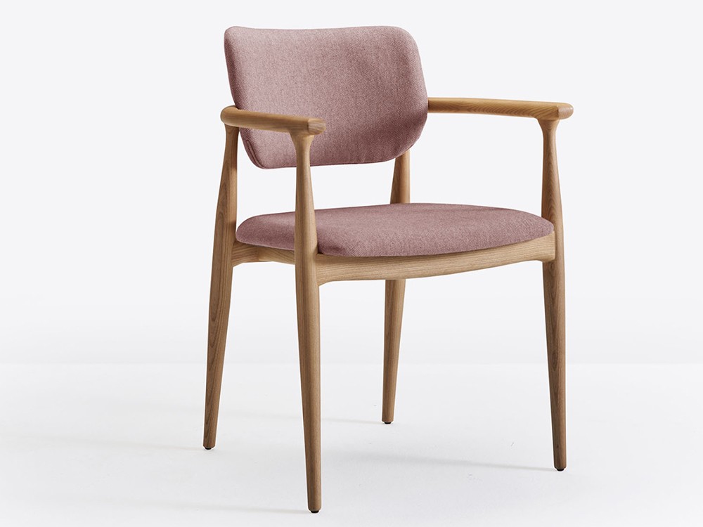Silla con brazos Finn de madera de fresno con asiento y respaldo tapizados de Doos - 1
