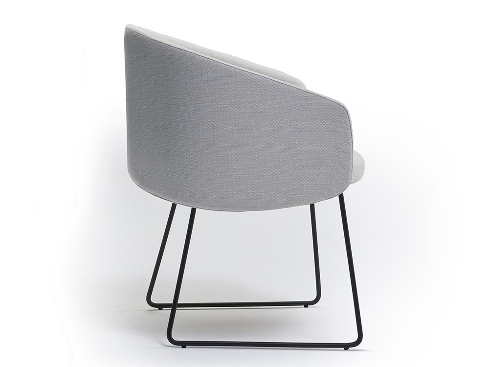 Silla Blur PP con asiento tapizado y base tipo trineo de metal negro de Doos - 2