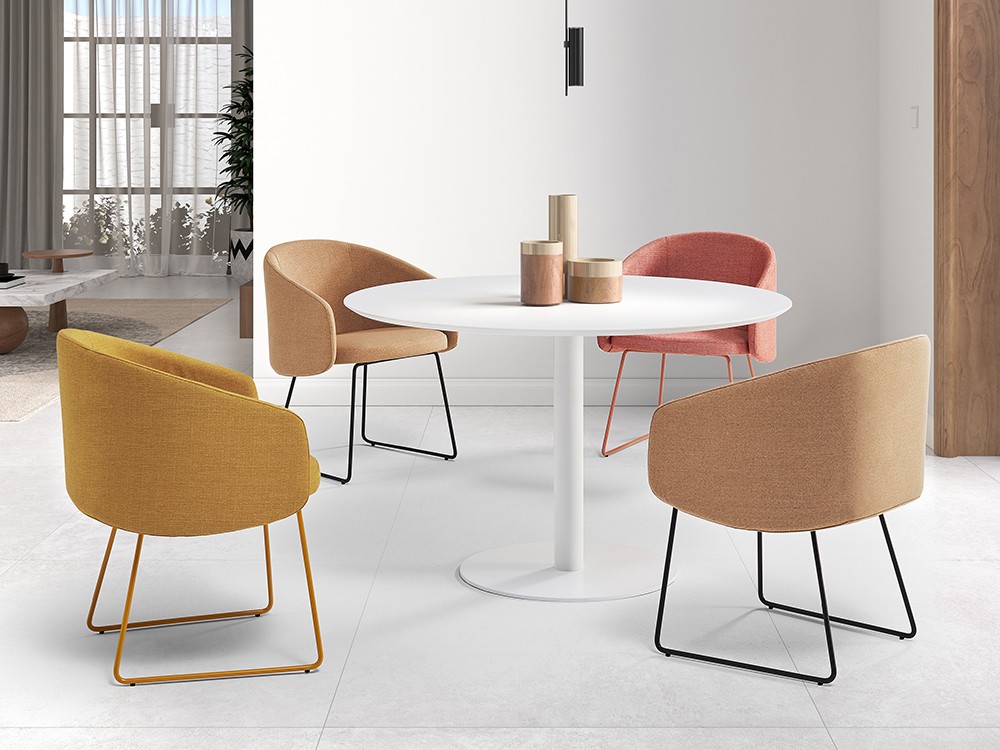 Silla Blur PP con asiento tapizado y base tipo trineo de metal negro de Doos - 1