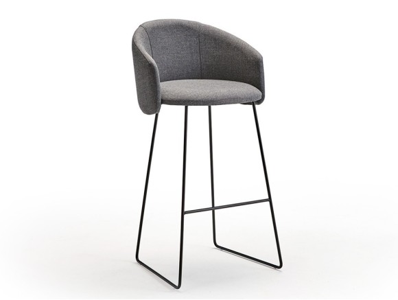 Taburete alto con respaldo Blur tapizado con patas tipo trineo de metal negro Doos - 1
