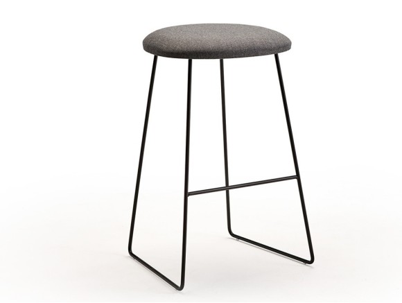 Taburete Blur sin respado con asiento tapizado y pies tipo patín de metal negro de Doos - 1