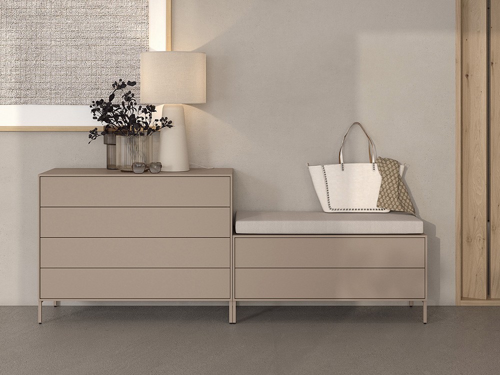 Cómoda Natur Tempo 02 en acabado laminado con patas en metal y colchoneta tapizada de Tegar Mobel - 1