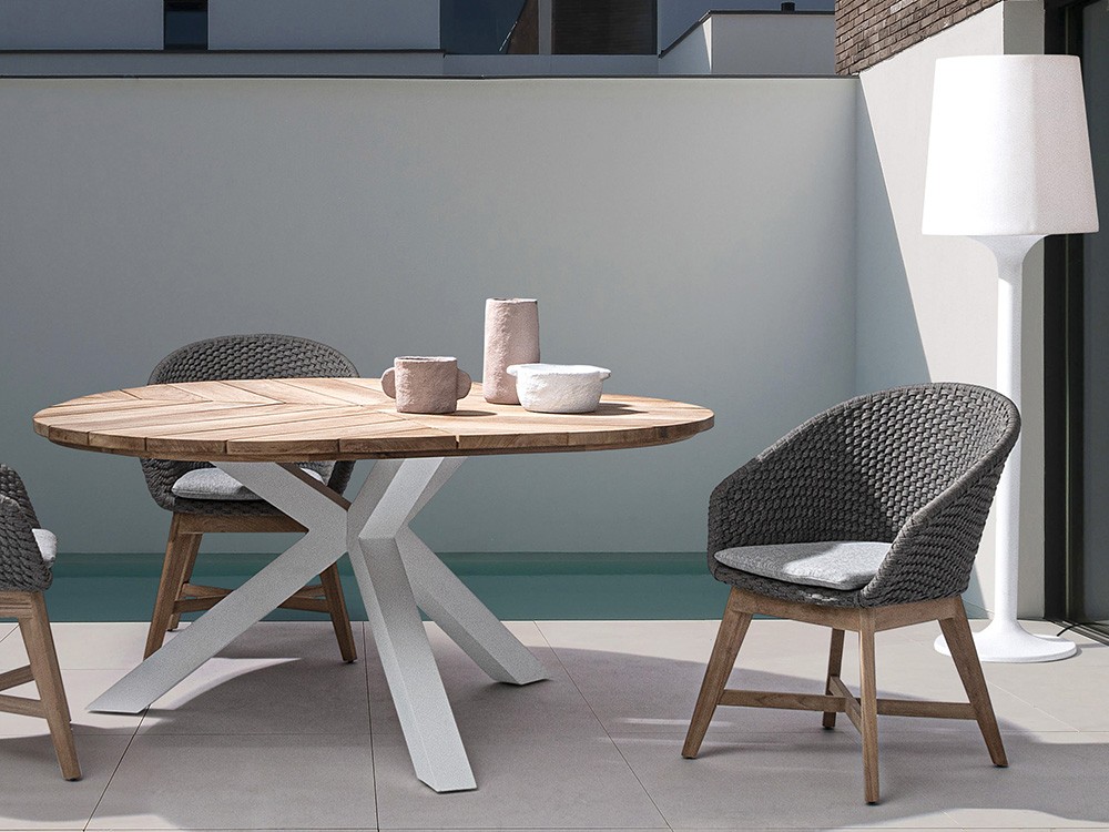 Mesa para comedor exterior Palmdale Triangular con base de aluminio y sobre de teca clase A de Bizzotto - 9