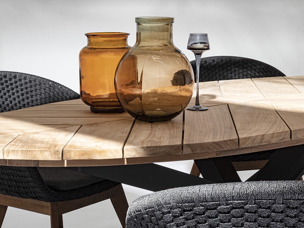 Mesa para comedor exterior Palmdale Ovalada con pies de aluminio y sobre de madera de teca clase A de Bizzotto - 11