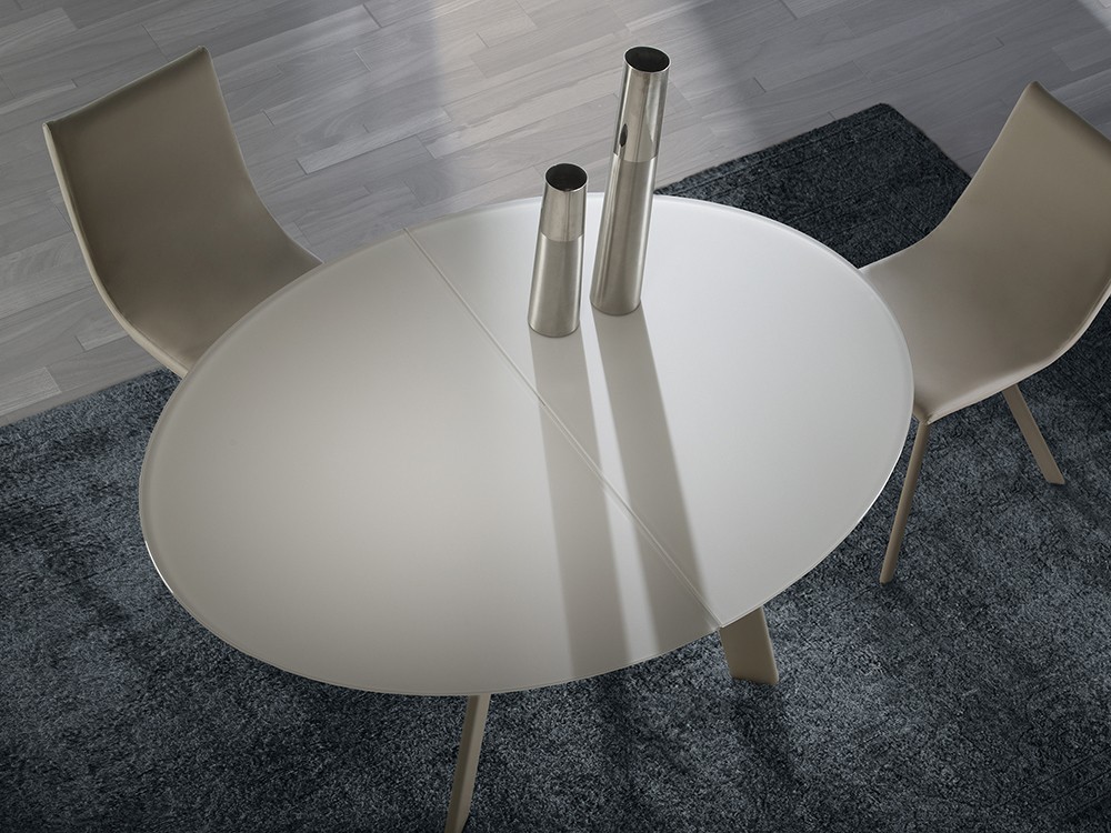 Mesa ovalada Moonlight de acero y cristal lacado de Ramiro Tarazona - 1