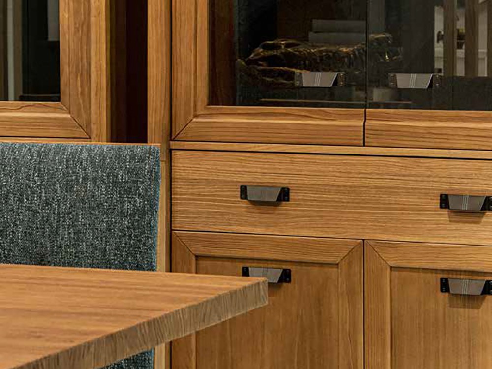 Vitrina alta Rodas de madera maciza y diseño clásico Grupo Seys - 2