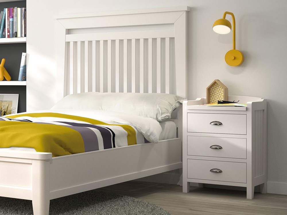 Mesita de noche Verona de madera maciza con tres cajones de Grupo Seys - 1