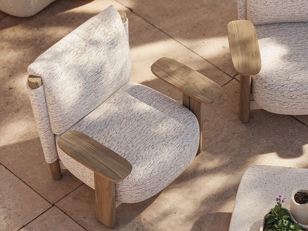 Diseño premiado y máxima comodidad: butaca Milos de Vondom en iroko y espuma flexible. Perfecta para exteriores.