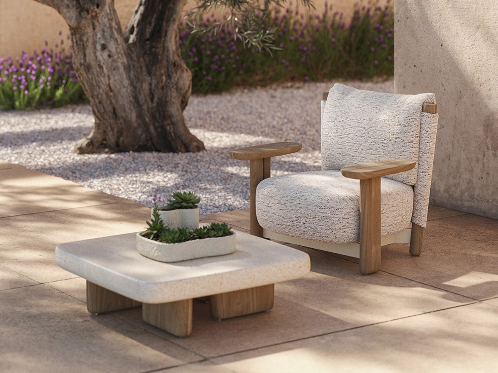 La butaca Milos de Vondom combina madera de iroko y formas suaves para transformar tu espacio exterior.