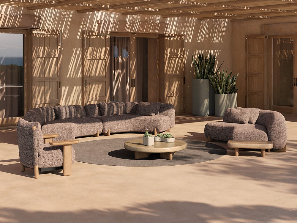 Añade un toque de diseño a tu terraza con la butaca Milos en madera de iroko de Vondom.