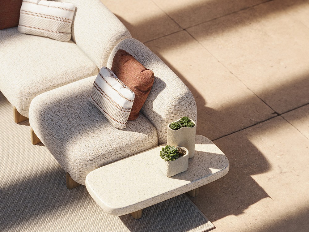 Diseño versátil y elegante: sofá modular Milos de Vondom tapizable, perfecto para crear espacios exteriores a medida.