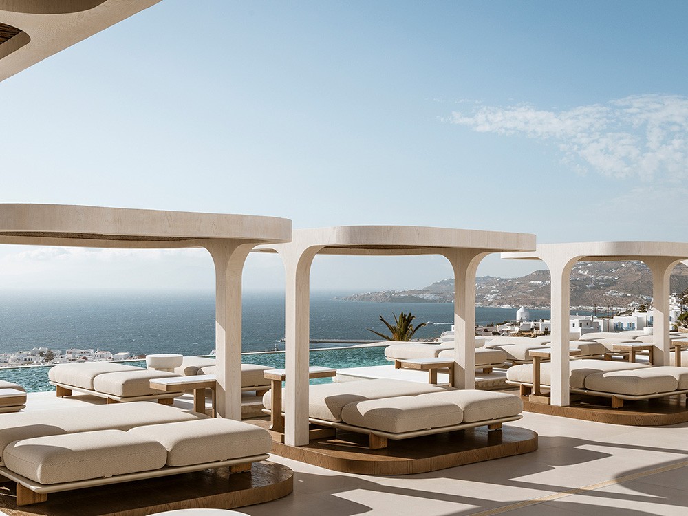 Daybed Milos de Vondom para jardín, con espuma de poliuretano flexible y estructura robusta en iroko. Elegancia funcional.