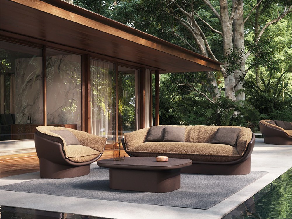 Eleva tu salón exterior con la colección Luna de Vondom: diseño ergonómico, elegancia retro y resistencia a la intemperie.