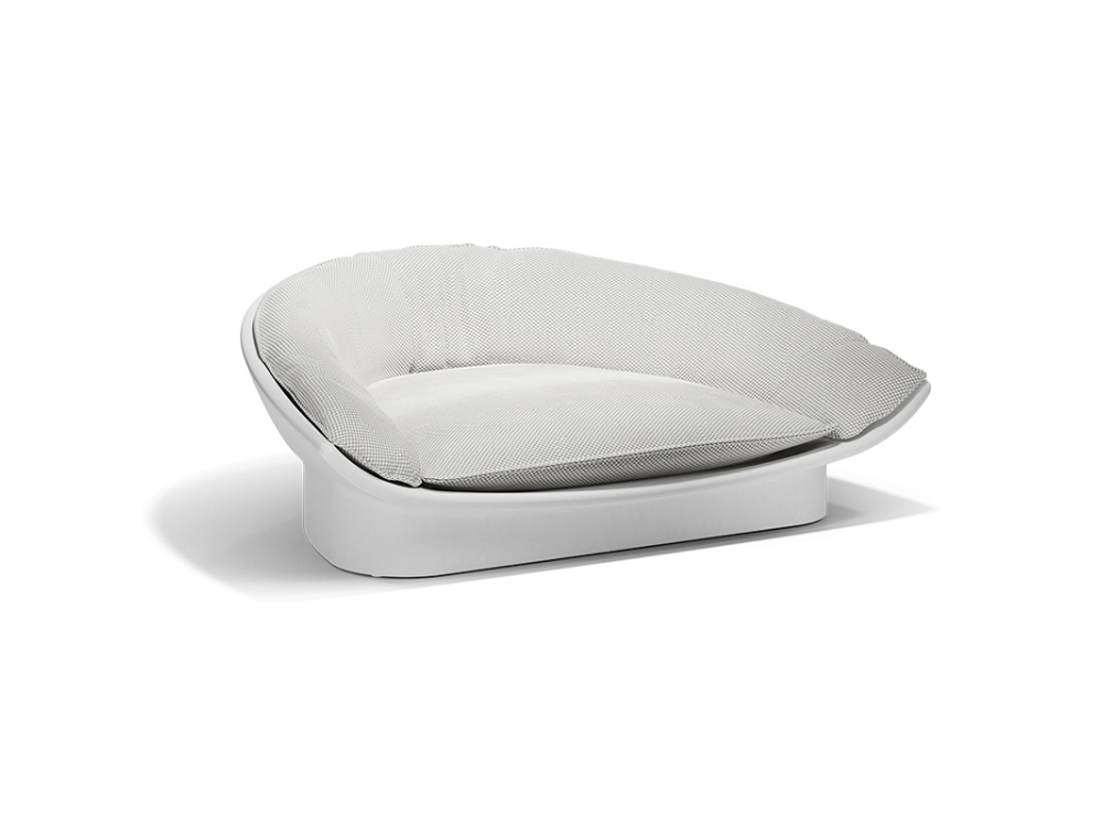 Vanguardia y serenidad en una sola pieza: daybed Luna, ideal para terrazas de diseño o zonas lounge al aire libre.
