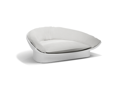 Vanguardia y serenidad en una sola pieza: daybed Luna, ideal para terrazas de diseño o zonas lounge al aire libre.