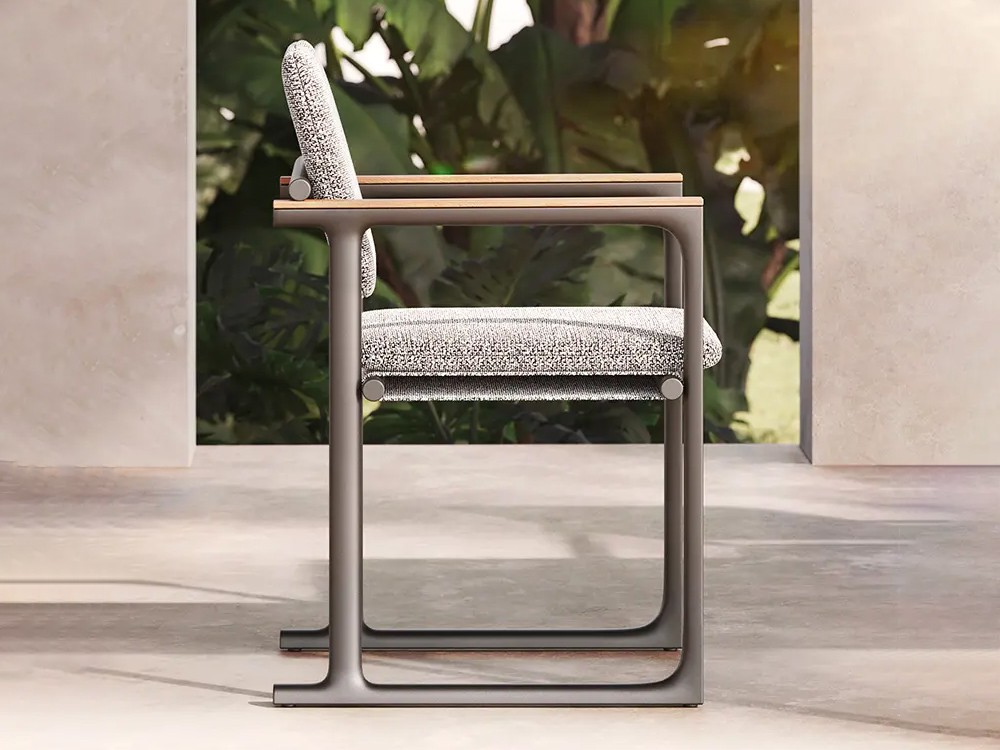 Silla Tulum para comedor de jardín o terraza, resistente y elegante. Fabricada con teca de Indonesia y perfilería de aluminio.