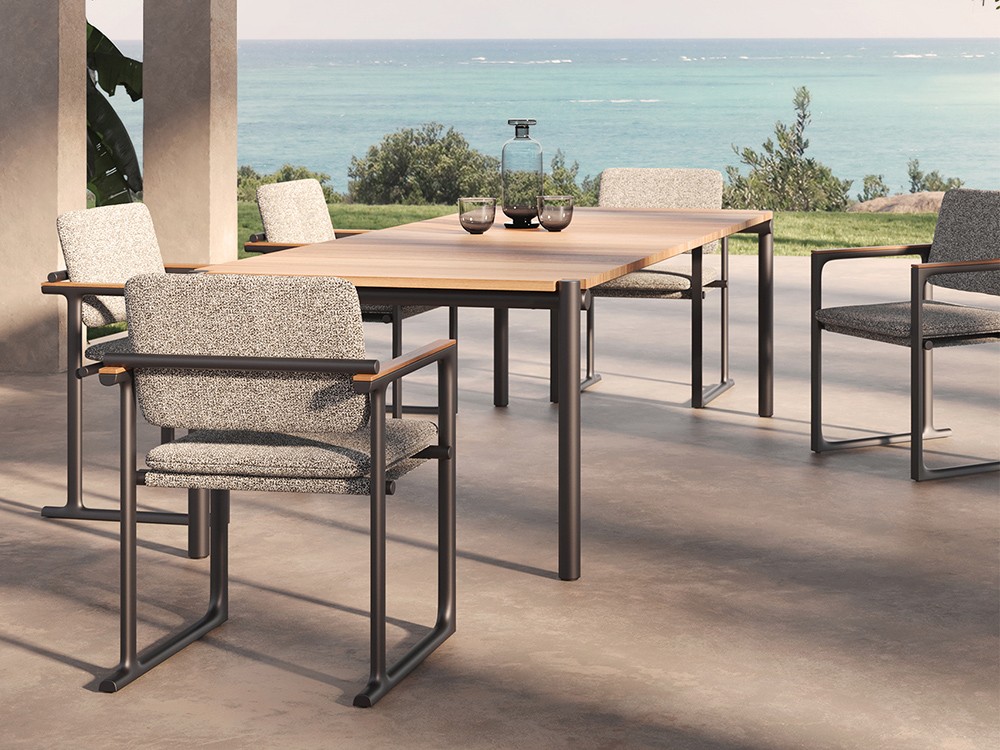 Silla de comedor exterior Tulum de Vondom, con estructura de aluminio y detalles en teca natural. Diseño de Eugeni Quitllet.